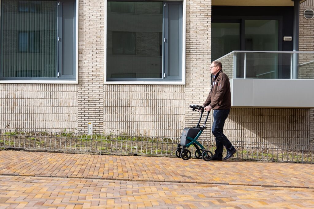 Deambulatori e rollator: guida alla scelta del modello giusto